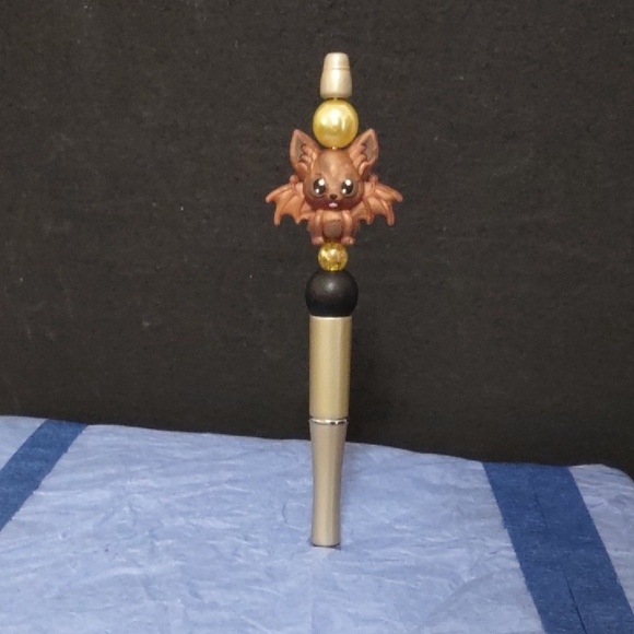 HOMEMADE  HALLOWEEN BAT FOCAL BEADED PEN COLOR GOLD AND BLACK - Picture 1 of 5